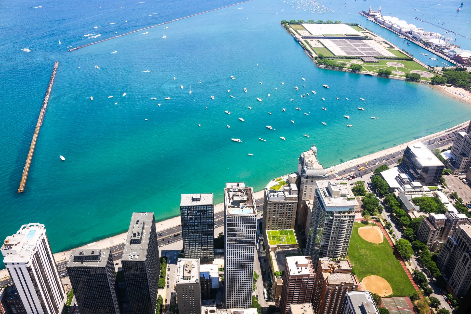 Blick auf den Strand von Chicago aus der Vogelperspektive