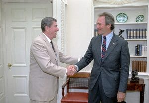 Clint Eastwood mit Ronald Reagan, by Series: Reagan White House Photographs, 1/20/1981 - 1/20/1989Collection: White House Photographic Collection, 1/20/1981 - 1/20/1989 [Public domain]