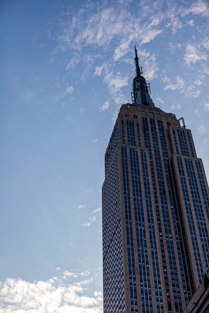 Das Empire State Building von unten gesehen Das Empire State Building von unten gesehen