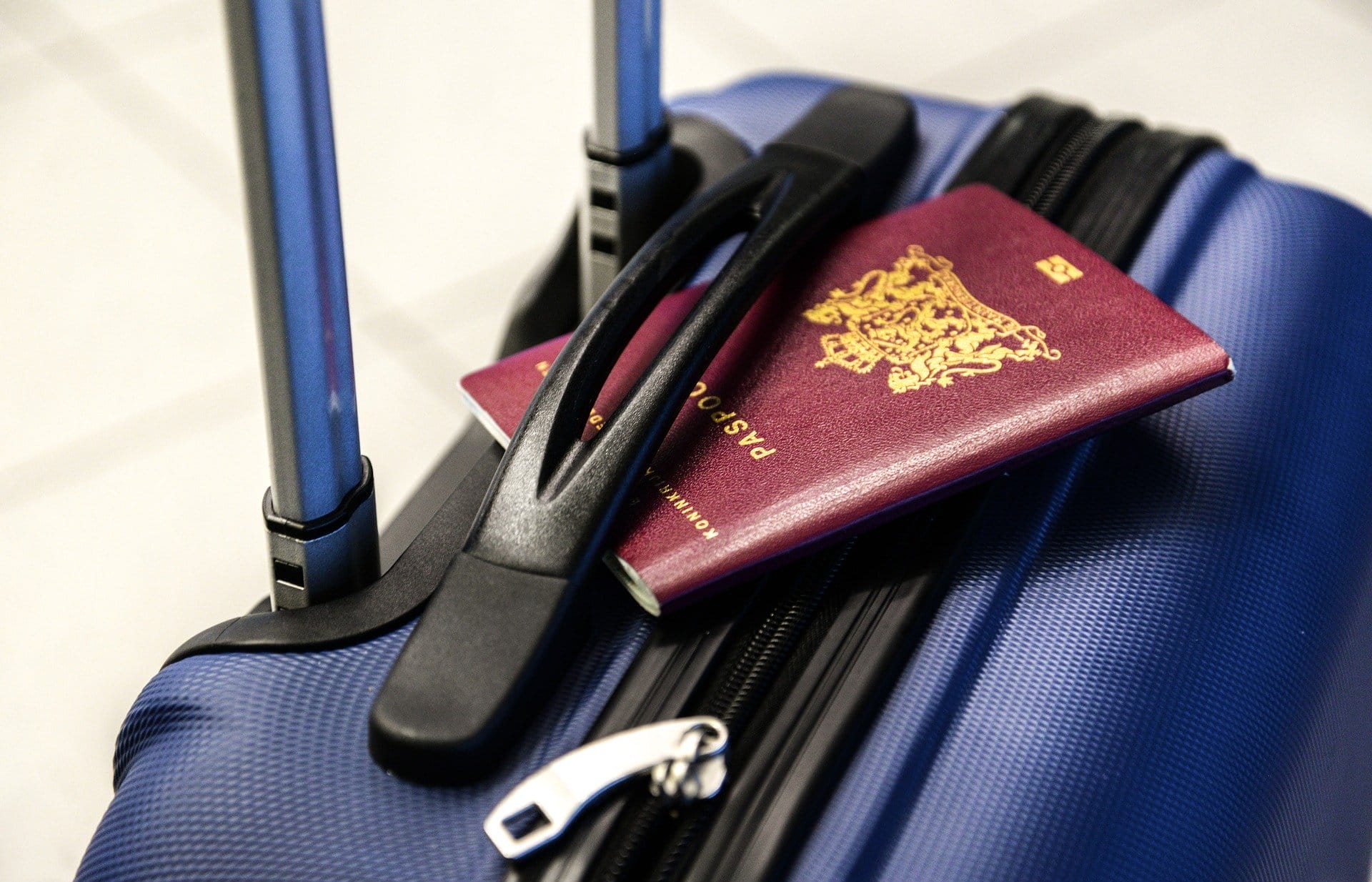 Blauer Koffer mit Reisepass