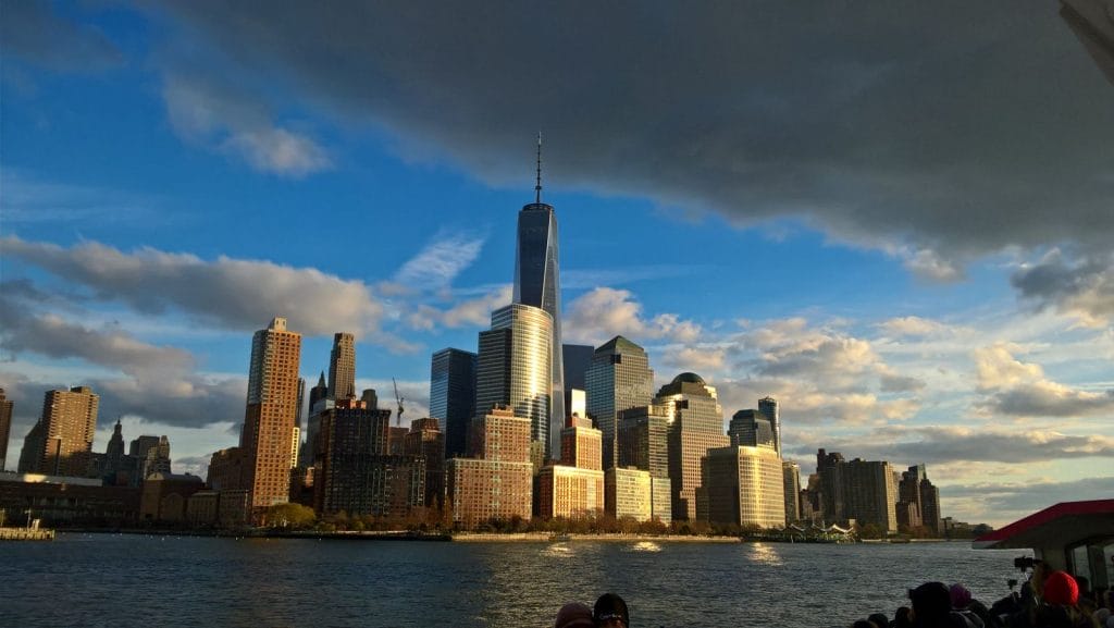 Blick von der Staten Island Ferry auf das One World Trade Center