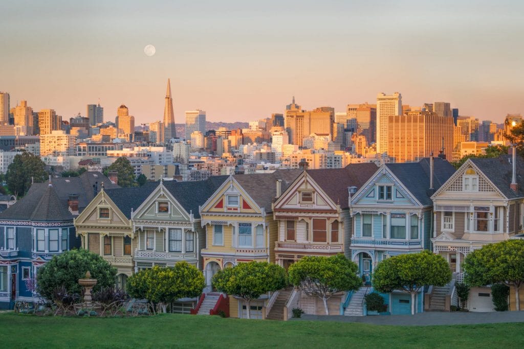 Painted Ladies mit San Francisco Skyline im Hintergrund