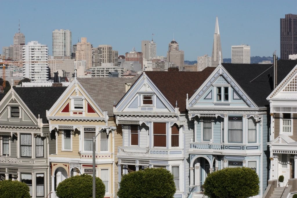 Painted Ladies und Skyline von San Francisco