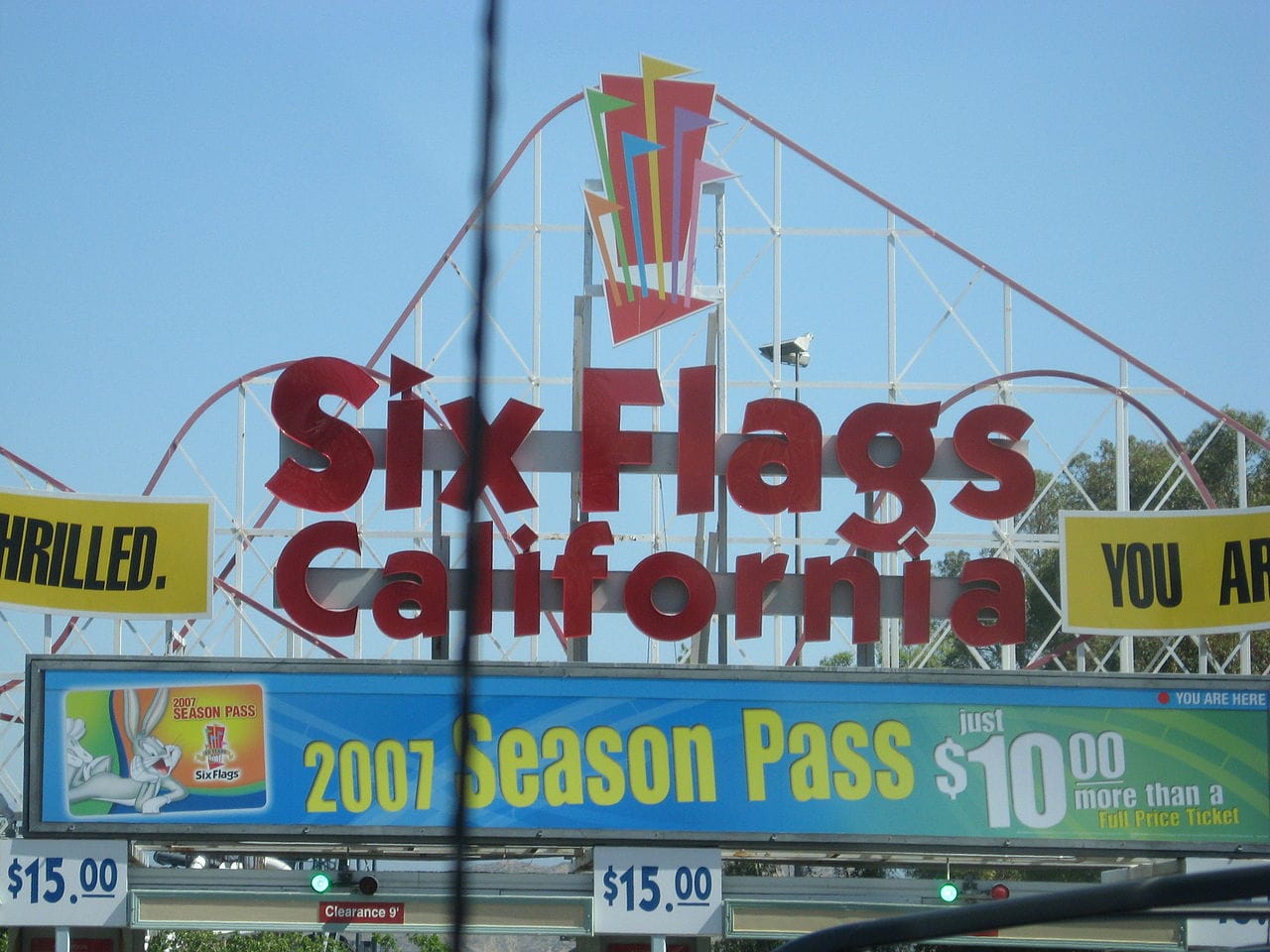Eingangsschild des Six Flags Magic Mountains Freizeitparks