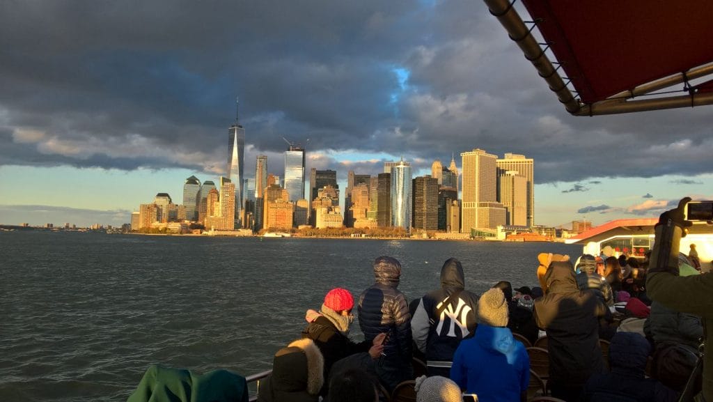 Blick von der Staten Island Ferry auf die Skyline Manhattans