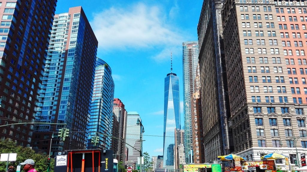 Blick durch die Straßen New Yorks auf das One World Trade Center